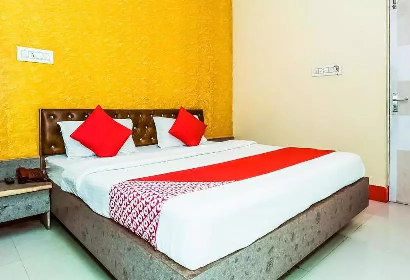 Hotelli Oyo 37863  Dharam Palace