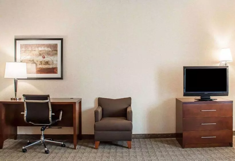 Отель Comfort Inn & Suites