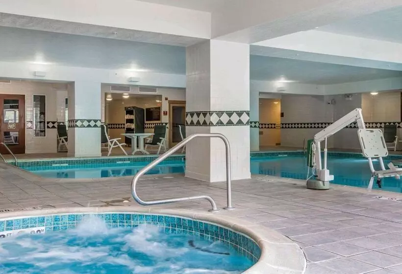 ホテル Comfort Inn & Suites Near Burke Mountain