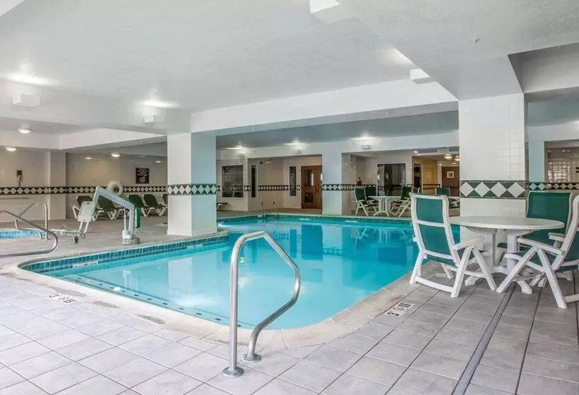 ホテル Comfort Inn & Suites Near Burke Mountain