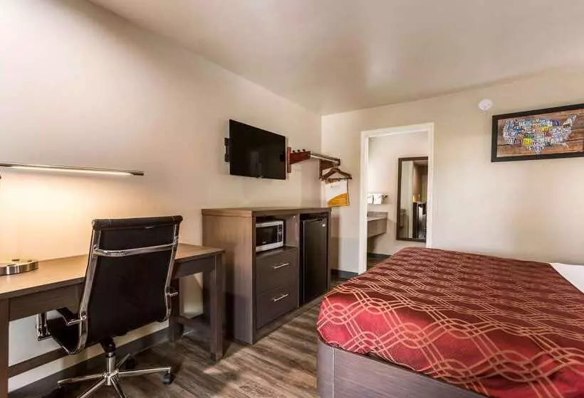 호텔 Econo Lodge  Inn & Suites