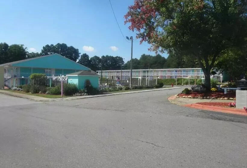 فندق Express Inn And Suites