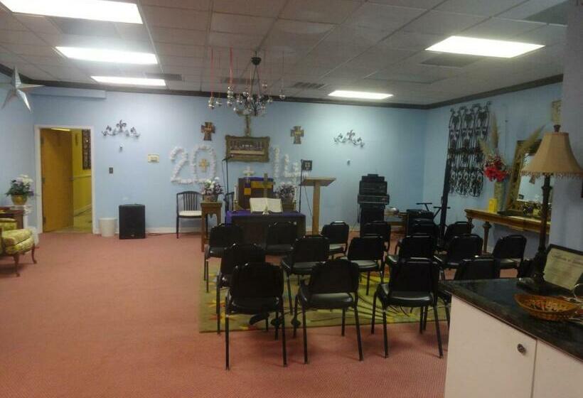 Отель Express Inn And Suites