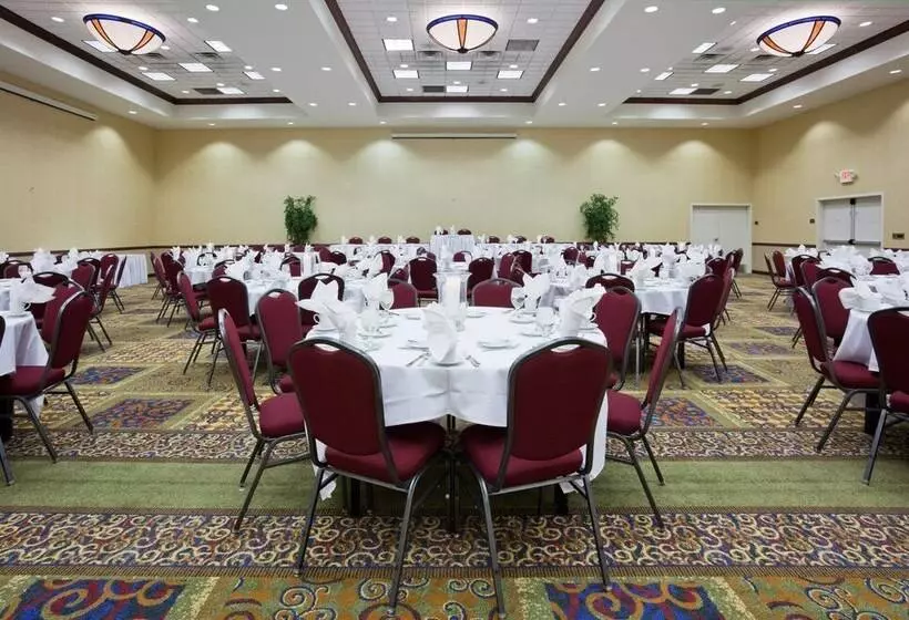 Отель Holiday Inn & Conference Center Marshfield By Ihg