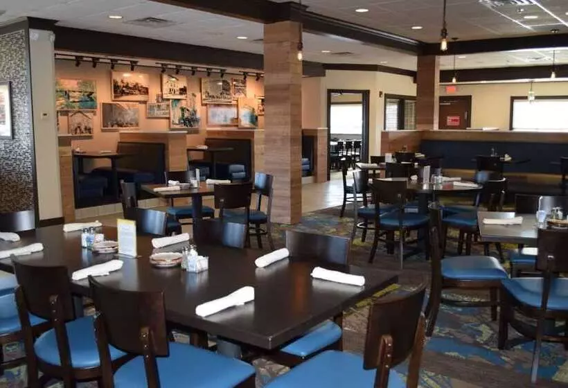 Отель Holiday Inn & Conference Center Marshfield By Ihg