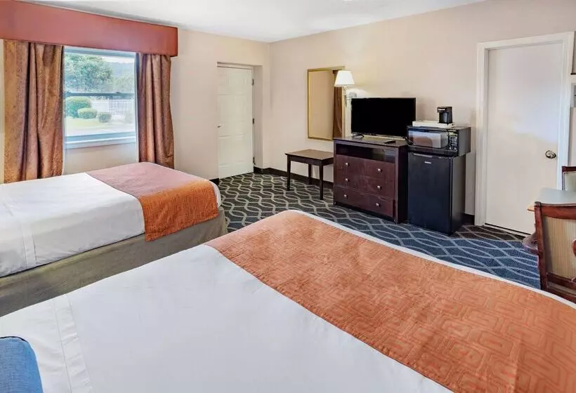 هتل Howard Johnson By Wyndham Lenox