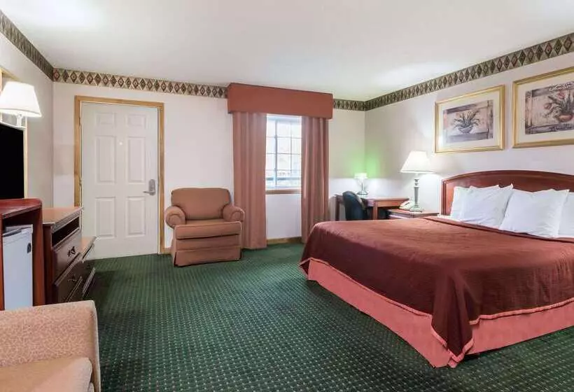 هتل Howard Johnson By Wyndham Lenox