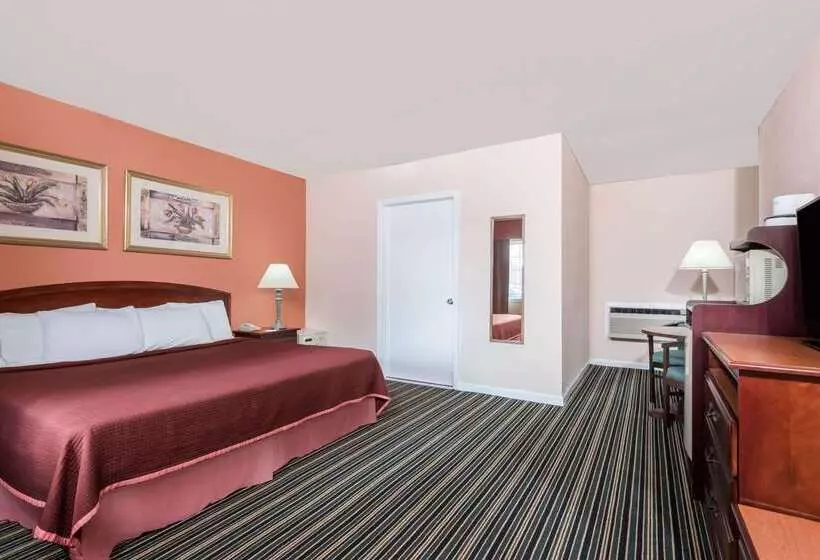 هتل Howard Johnson By Wyndham Lenox