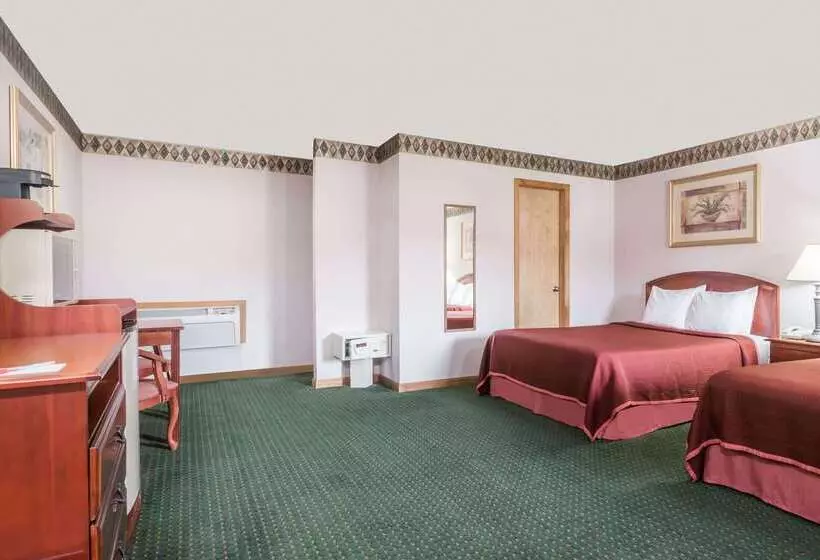 هتل Howard Johnson By Wyndham Lenox