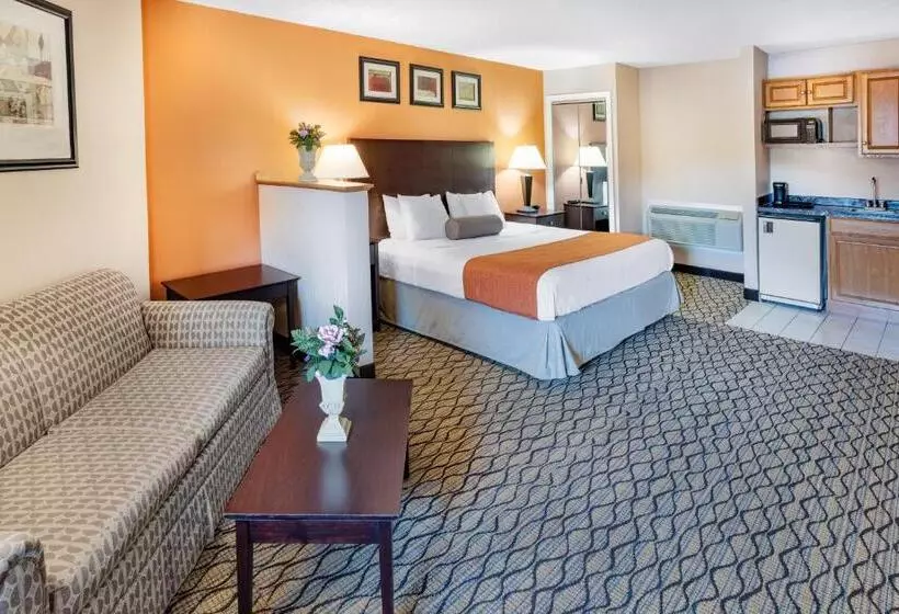 هتل Howard Johnson By Wyndham Lenox