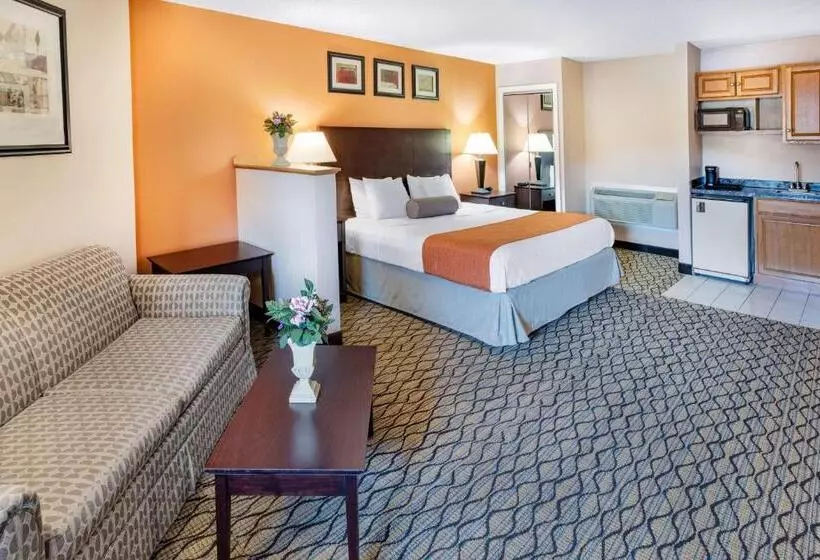 هتل Howard Johnson By Wyndham Lenox