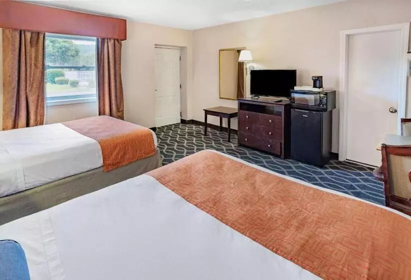 هتل Howard Johnson By Wyndham Lenox