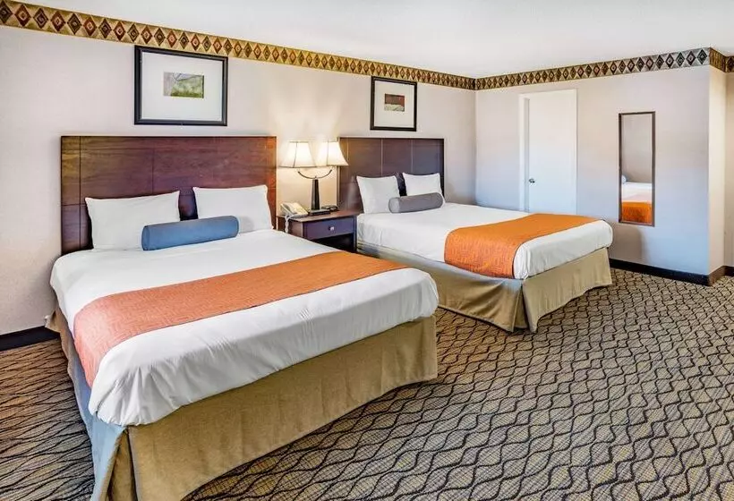 هتل Howard Johnson By Wyndham Lenox