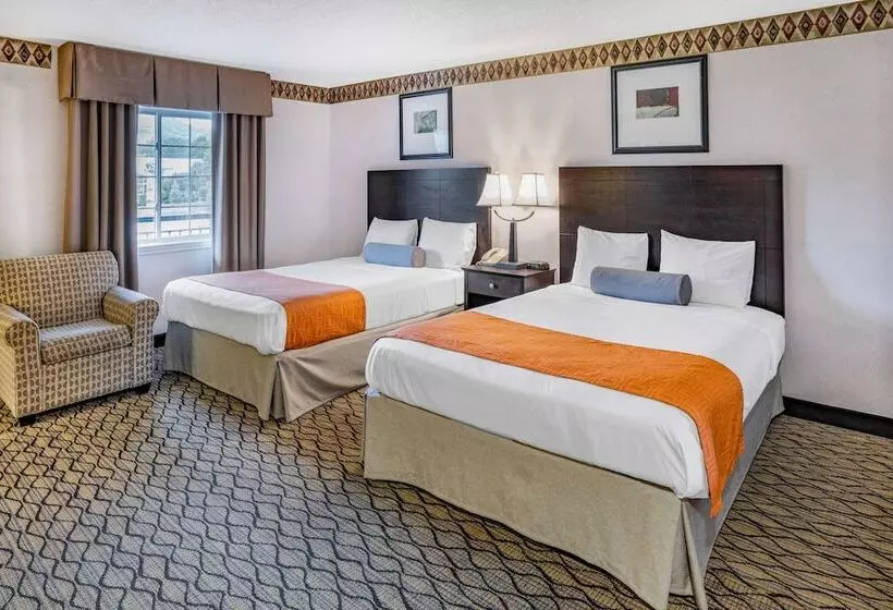 هتل Howard Johnson By Wyndham Lenox