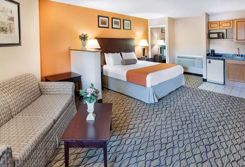 هتل Howard Johnson By Wyndham Lenox