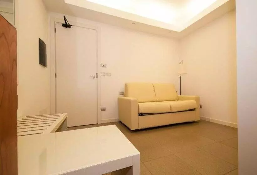 Отель La Rondinaia in Eurocongressi