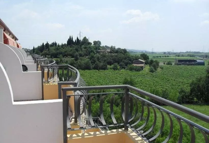 Отель La Rondinaia in Eurocongressi