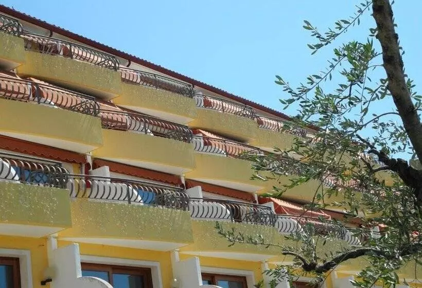 Отель La Rondinaia in Eurocongressi