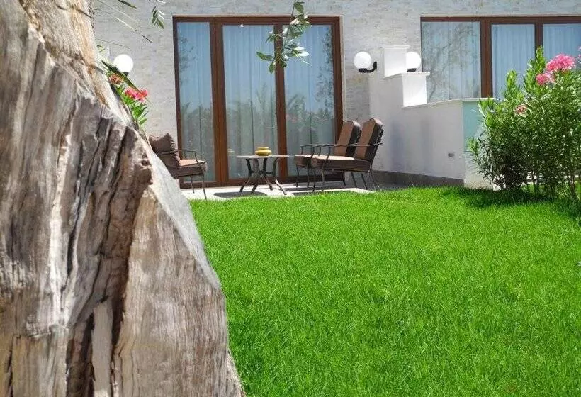 Отель La Rondinaia in Eurocongressi