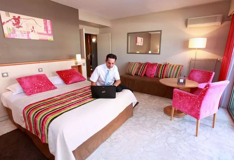 Отель The Originals Boutique, Hôtel Les Strélitzias, Antibes Juan Les Pins