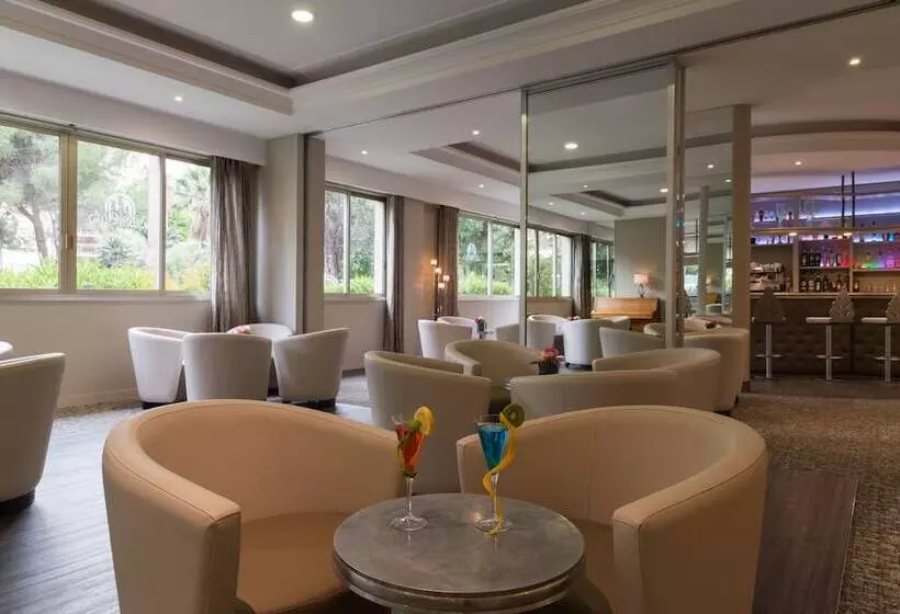 Отель The Originals Boutique, Hôtel Les Strélitzias, Antibes Juan Les Pins