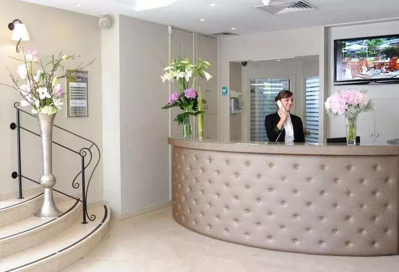 Отель The Originals Boutique, Hôtel Les Strélitzias, Antibes Juan Les Pins