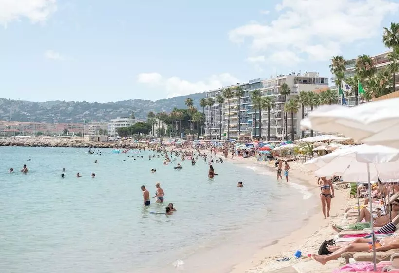 Отель The Originals Boutique, Hôtel Les Strélitzias, Antibes Juan Les Pins