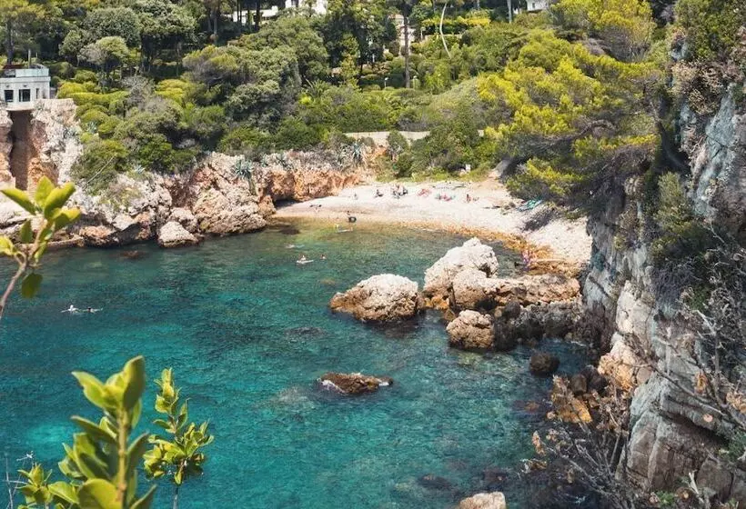 Отель The Originals Boutique, Hôtel Les Strélitzias, Antibes Juan Les Pins