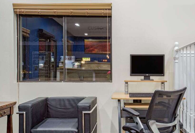 Howard Johnson By Wyndham St. George Hotel & Suites