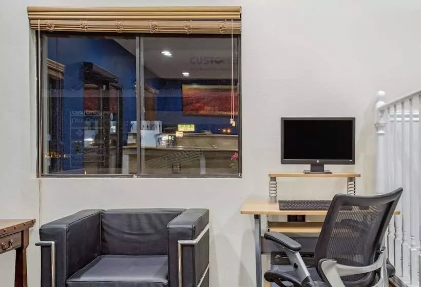 Howard Johnson By Wyndham St. George Hotel & Suites