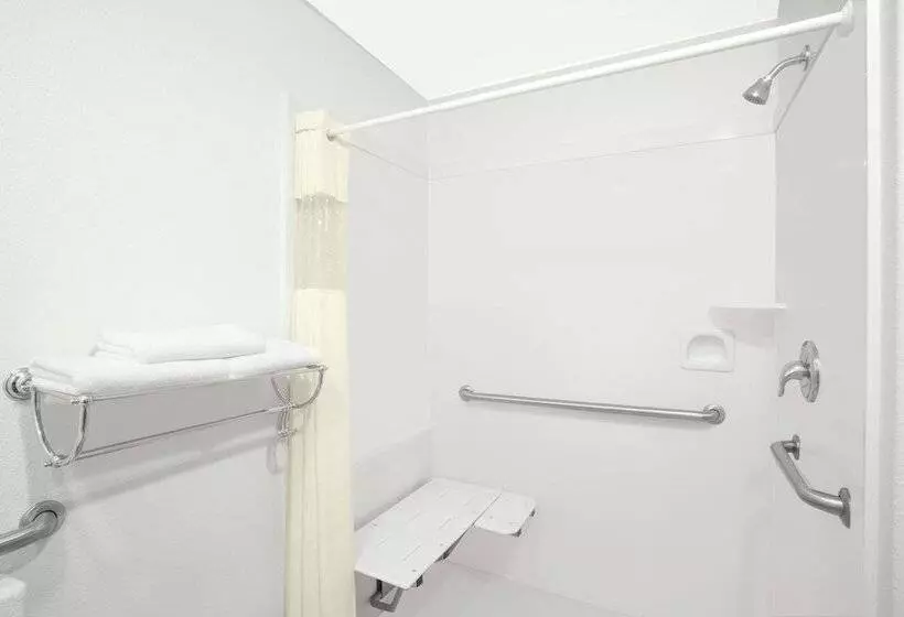 Howard Johnson By Wyndham St. George Hotel & Suites