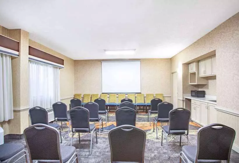 בית מלון כפרי Baymont By Wyndham Saraland