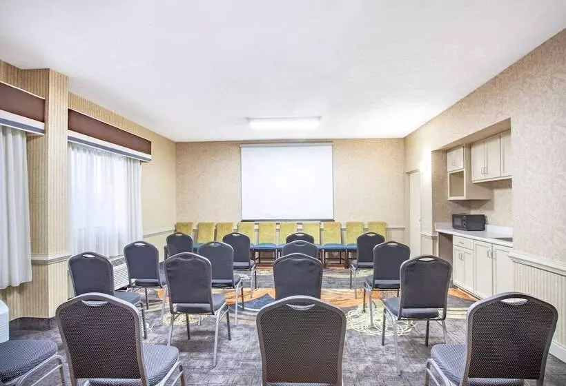 בית מלון כפרי Baymont By Wyndham Saraland