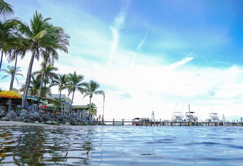 Отель Capt Hirams Resort