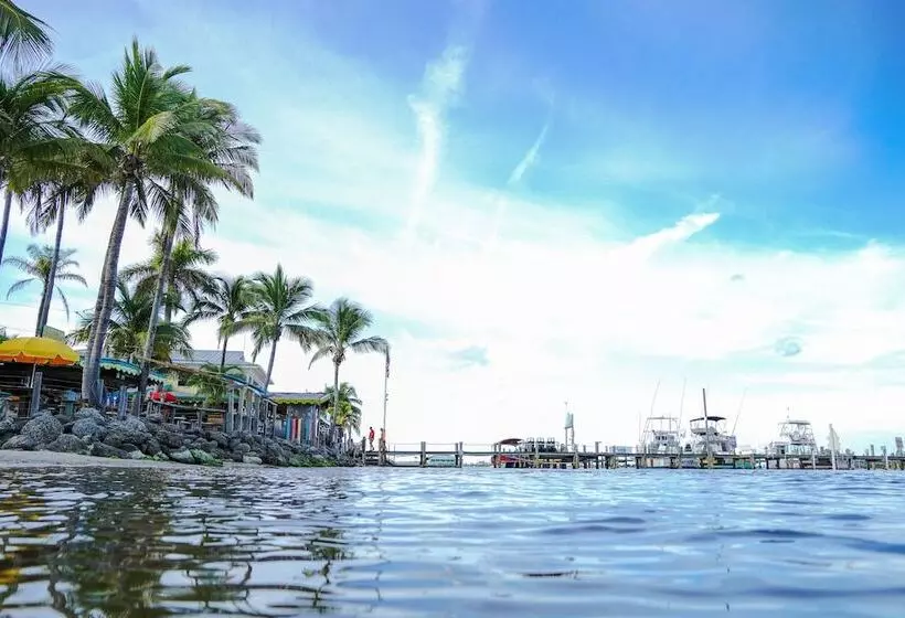 호텔 Capt Hirams Resort