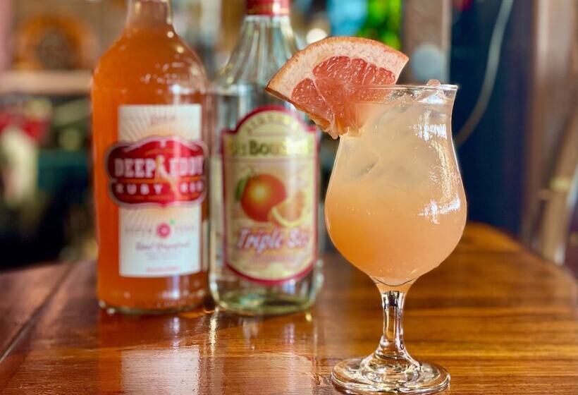 Отель Capt Hirams Resort