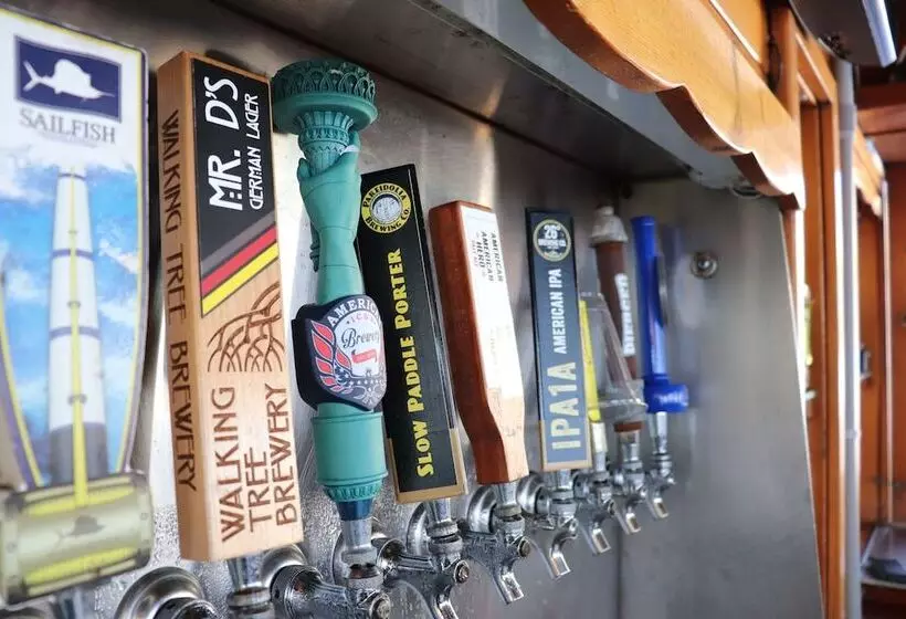 호텔 Capt Hirams Resort