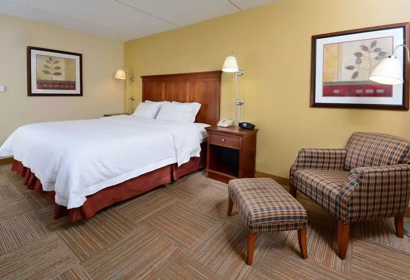Отель Hampton Inn Raleigh Capital Blvd. North