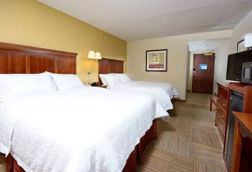 Отель Hampton Inn Raleigh Capital Blvd. North