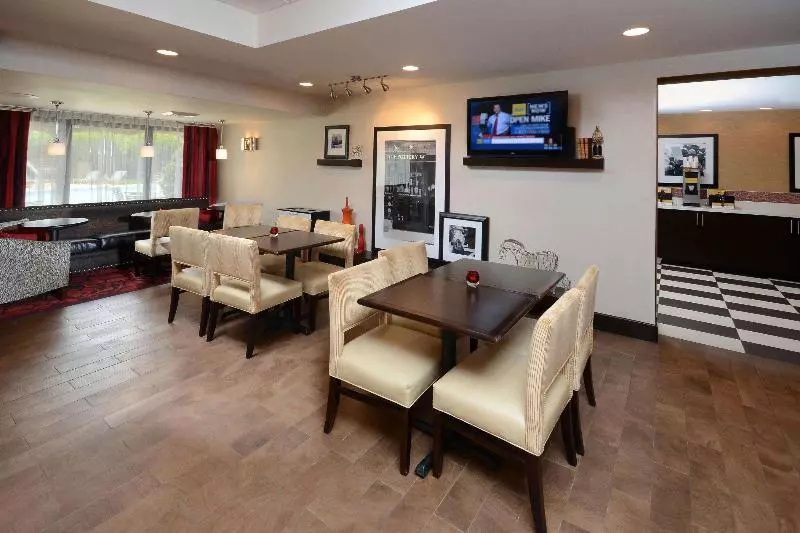 Отель Hampton Inn Raleigh Capital Blvd. North