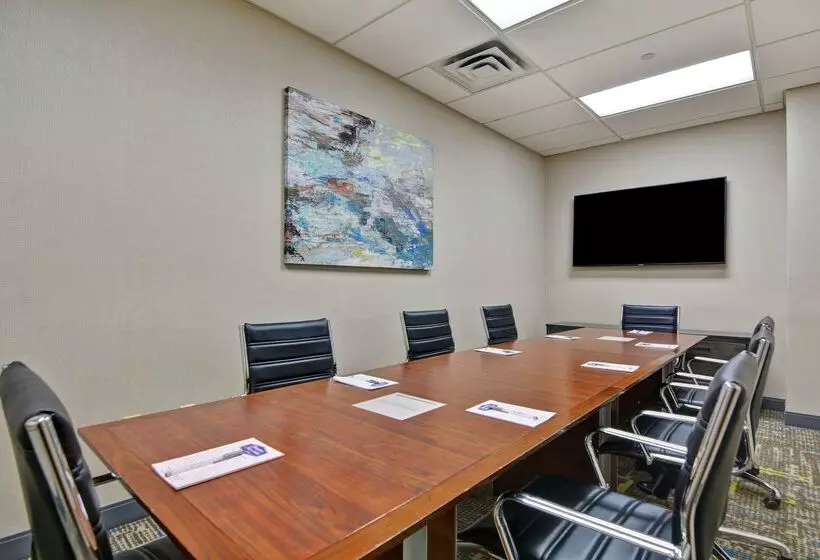 Отель Hampton Inn & Suites Newark Harrison Riverwalk