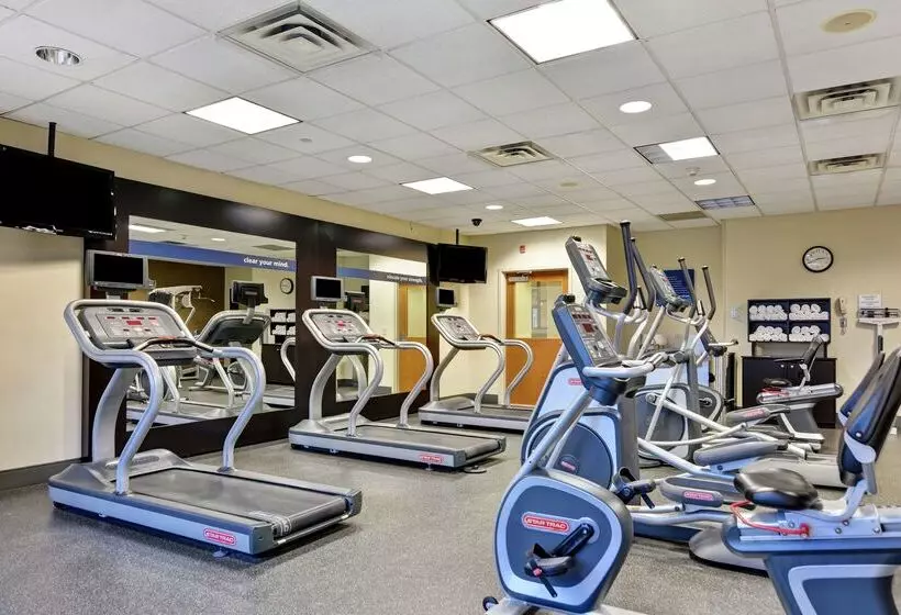 Отель Hampton Inn & Suites Newark Harrison Riverwalk