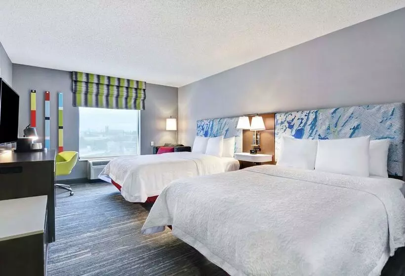 Отель Hampton Inn & Suites Newark Harrison Riverwalk