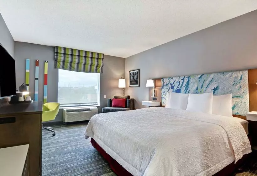 Отель Hampton Inn & Suites Newark Harrison Riverwalk