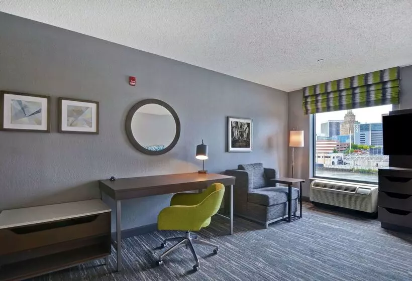 Отель Hampton Inn & Suites Newark Harrison Riverwalk