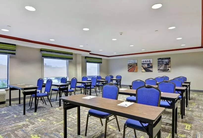 Отель Hampton Inn & Suites Newark Harrison Riverwalk