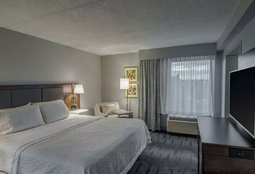 Отель Hampton Inn Waldorf