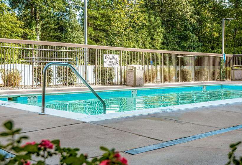 Отель Hampton Inn Waldorf