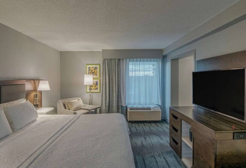 Отель Hampton Inn Waldorf