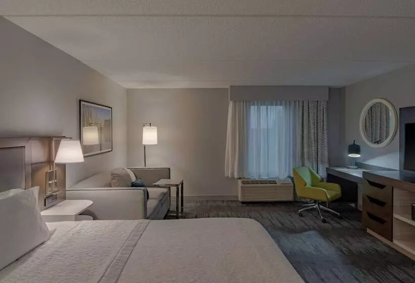 Отель Hampton Inn Waldorf